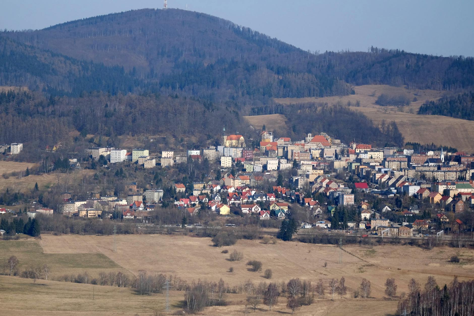 Ilustracja przedstawiająca budynek sądu i szkołę, symbolizująca połączenie prawa i edukacji w Nowej Rudzie.